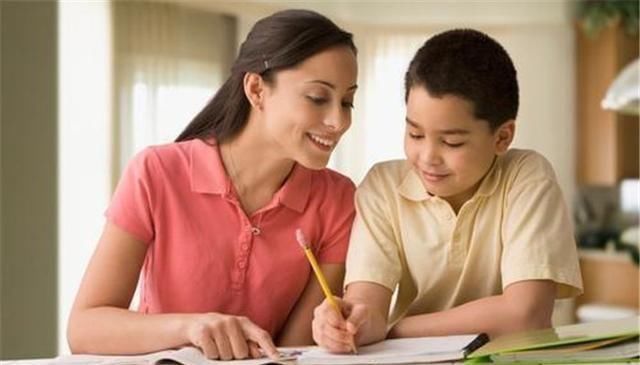 倒数第一|“请倒数第一名的家长发言”,妈妈一席话后,老师却羞愧道歉