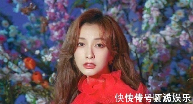 现在的吴昕无疑是自信的,她知道自己的方向,也在尝试不同的东西