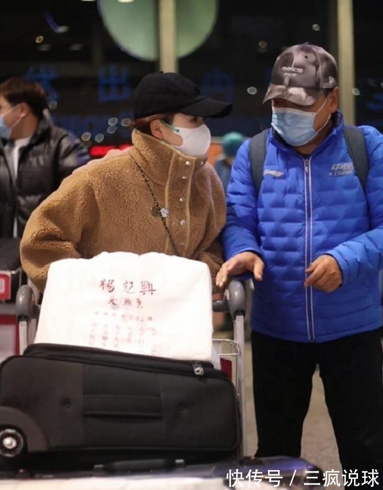 全运会|父亲化身保镖+母亲豪车接驾!刘诗雯回家,怀抱爱犬享受明星待遇