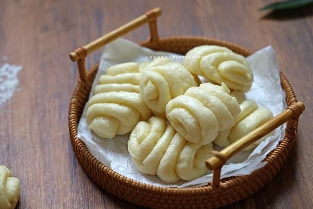 面团|面粉别蒸馒头了,教你做迷你小花卷,没有配菜一口气也能吃好几个