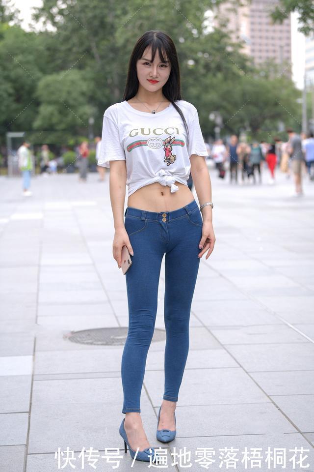 怎么秀出“小蛮腰”小姐姐的简单穿搭,让你展现青春活力