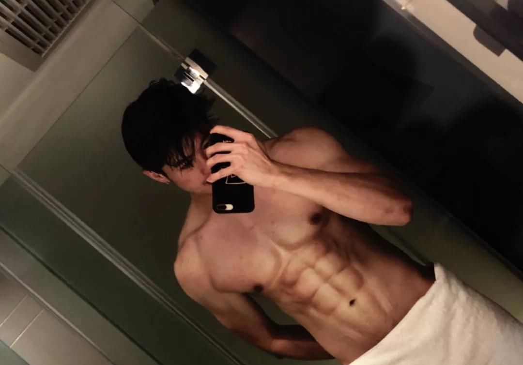 小蛮腰|186cm肌肉体育生，极致身材太诱人！撩衣健身照撩粉不断