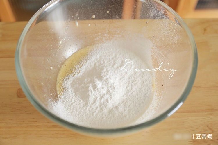 周末，给自己做个下午茶点心，红茶味小蛋糕味道真香