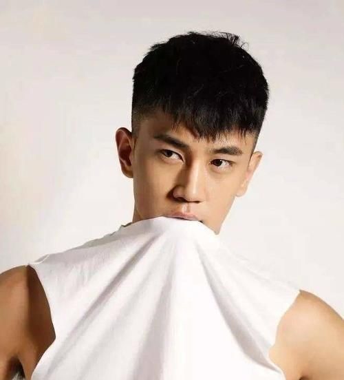 寸头 与颜值无关,让女生脸红心跳的5款男生发型!