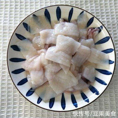 青红椒|你青红椒爆炒鱿鱼花的正宗做法，简单几步，越吃越上瘾