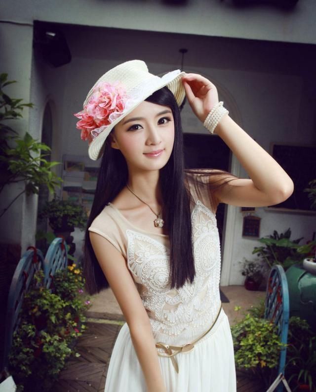 街拍,现在流行短打背心搭配紧身裤,看着确实很性感