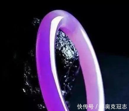 几十万买的石头,切开后水润欲滴,原石就已经美成这样了