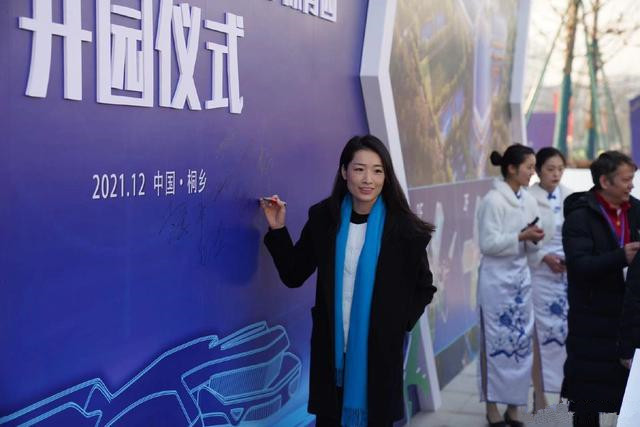 丁宁|58岁李宁官宣新产业!发白+秃顶显苍老,2位美女世界冠军伴左右