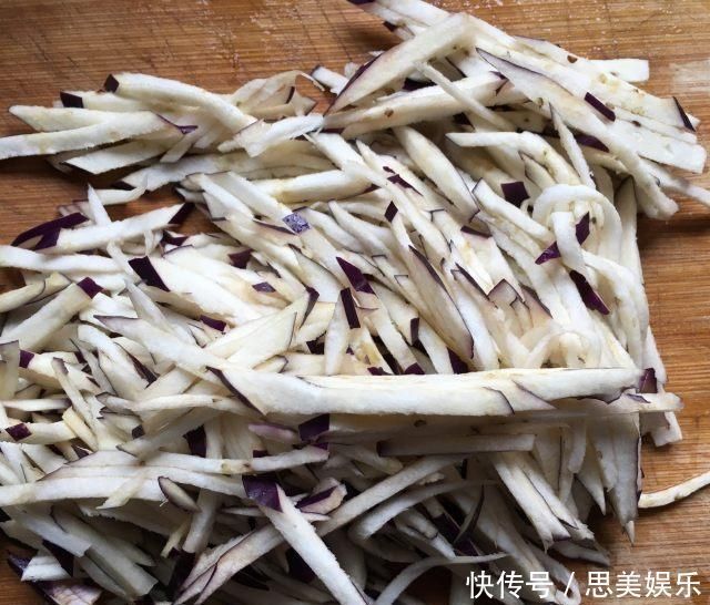 茄子青椒鸡蛋饼,做出的饼蓬松柔软,薄皮大馅