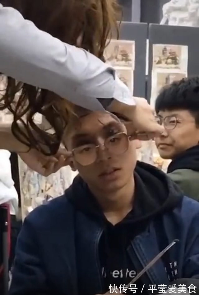 美术生&美术生“成精”了!上课睡觉给自己画“双重保险”,老师差点被骗