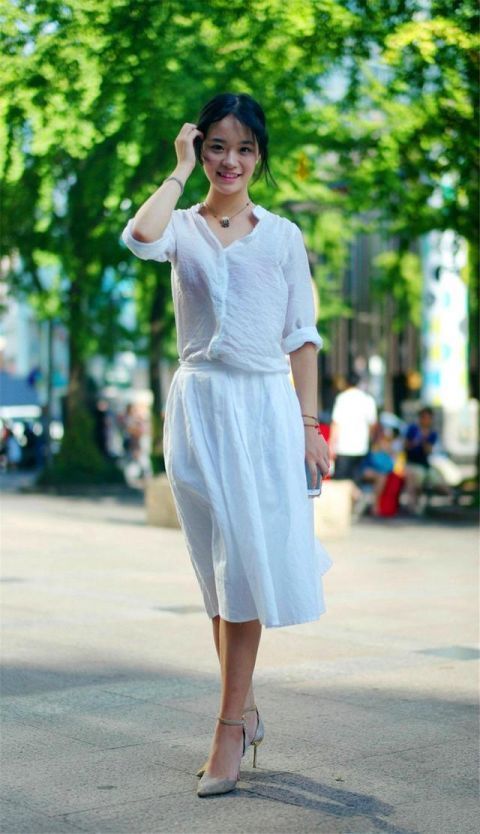 街拍:时尚的闺蜜,白色搭配黑色,各有个的美丽