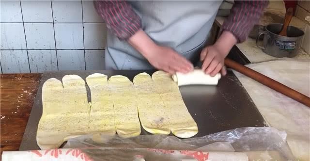 忘不了|大叔街头卖“平民”小吃,1元一个分量足,食客吃过就忘不了