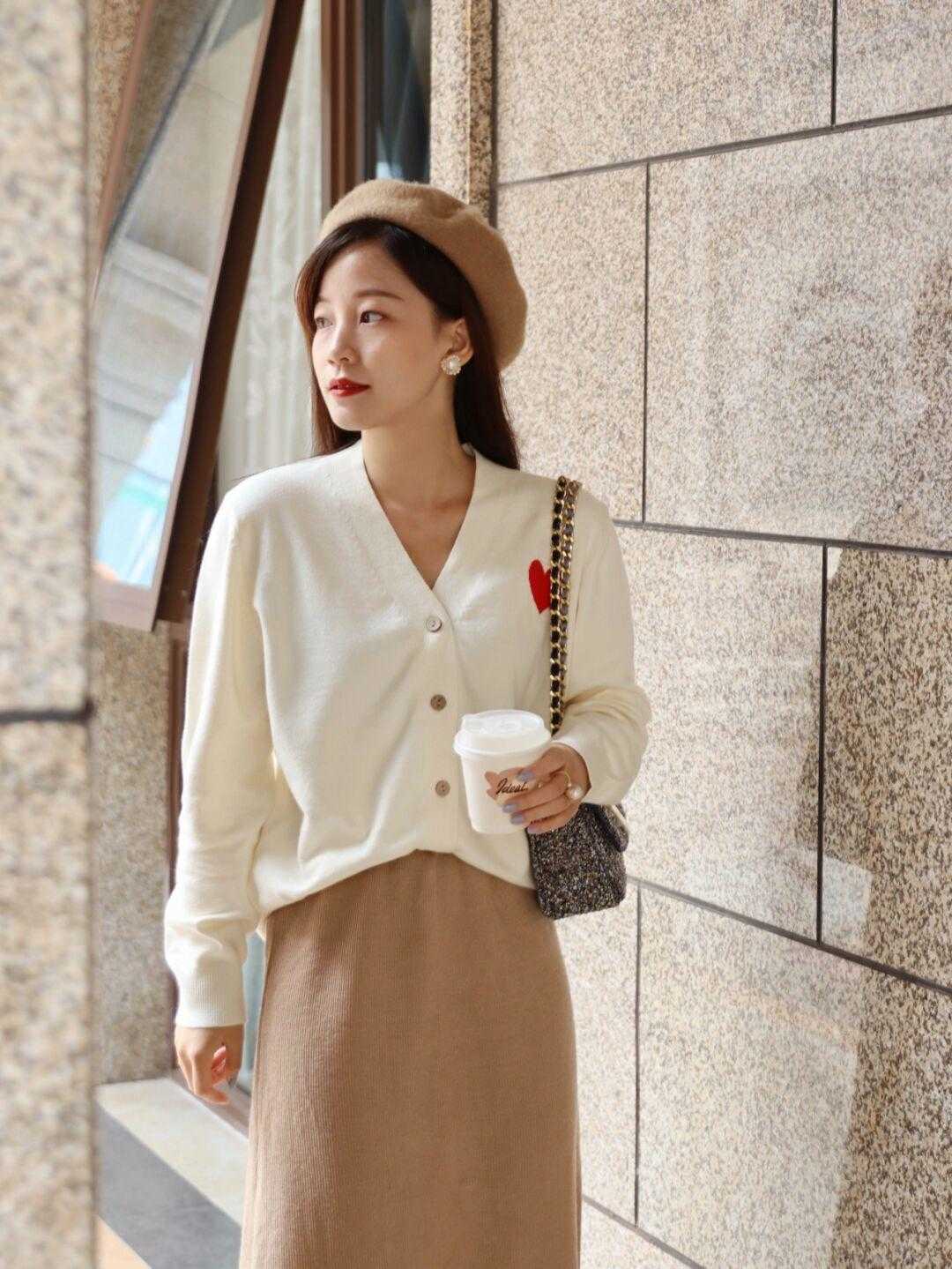 冬天 入冬女生人手一件白毛衣,冬天这么穿更温柔,更有气质