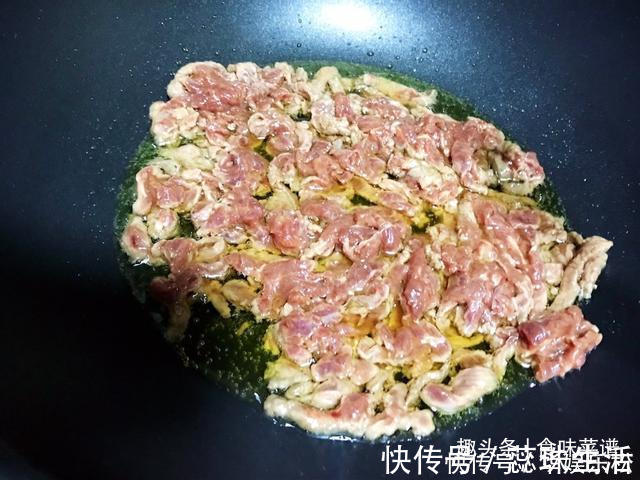 口感|炒牛肉,直接下锅炒不对!大厨教你一招,简单又快捷,口感还滑嫩