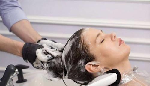 头发隔多久洗一次最好？很多人都做错了，难怪头发掉得越来越厉害