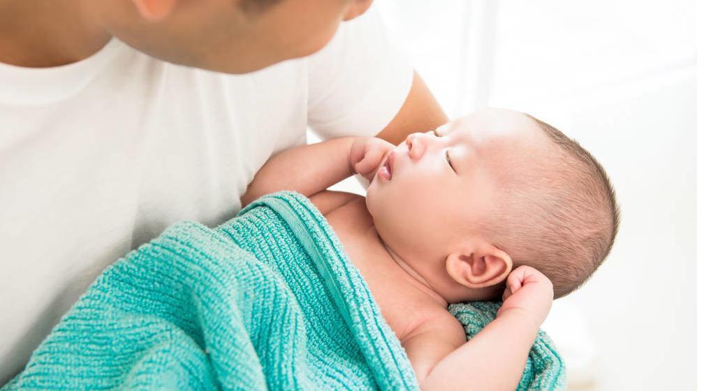 人体|宝宝睡觉时不要做这4件事,家长别为了方便,而伤害了宝宝健康