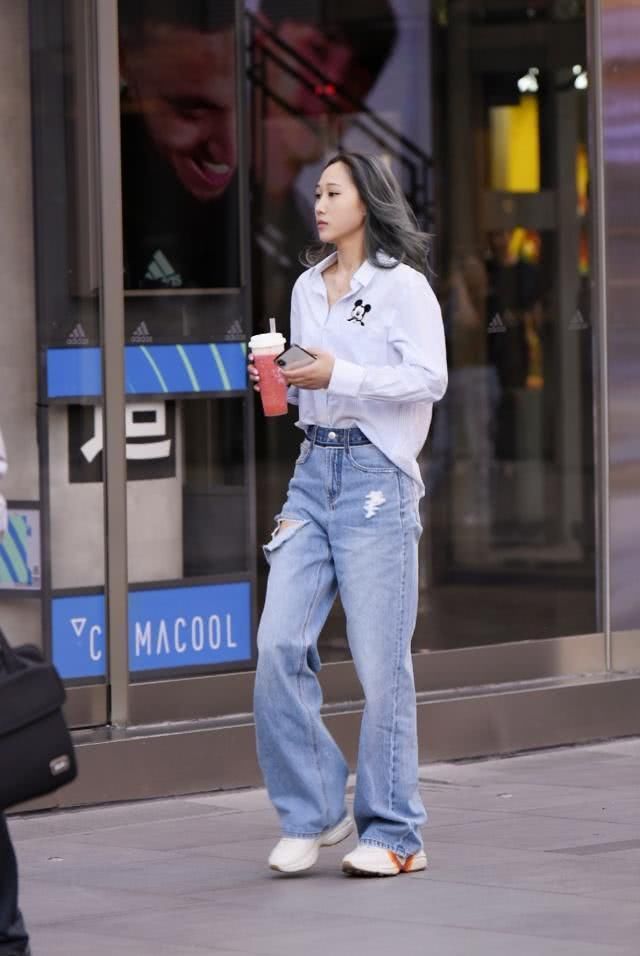 美女休闲风的牛仔裤舒适美观，帅气大方也非常的时尚减龄