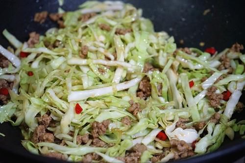 10分钟就做好的快手家常菜，肉末粉丝包菜，一上桌全家都抢着吃