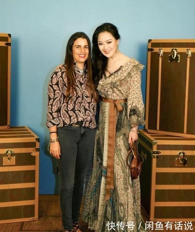 碎花|章小蕙有名媛气质,穿碎花“大妈裙”也不俗气,看着不像快60的人