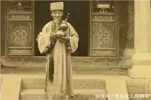 下山|百年前的乱世,真正的道士下山后终于被拍下,各个都是仙风道骨