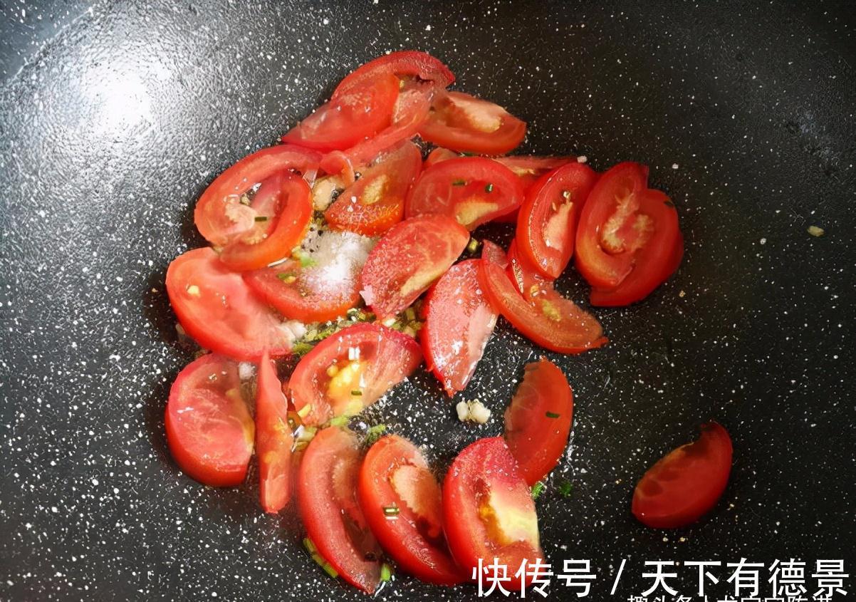 番茄汤|秋天要多喝汤补充水分，番茄煮汤加一点它，比鱼汤还鲜美