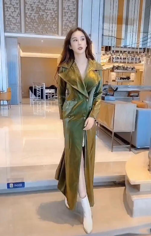 潮流时尚：风衣配上长靴，不装嫩也美得高级！