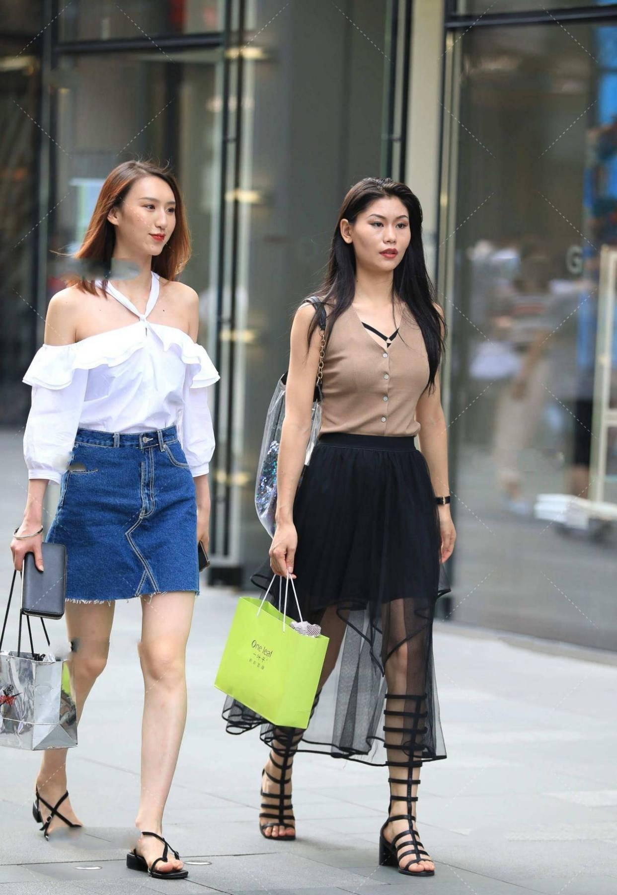 一字|街拍美女:一字肩搭配短款A字裙,既显腰身,又显自信的青春感