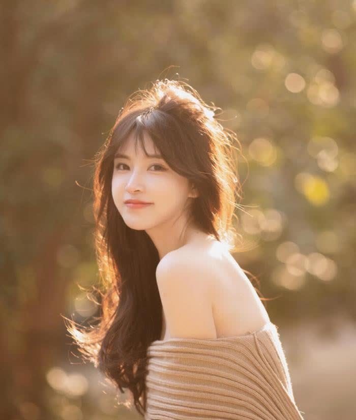 姐姐 清新美女: 姐姐温柔性感的气质也太棒了 皮肤真的白到发光