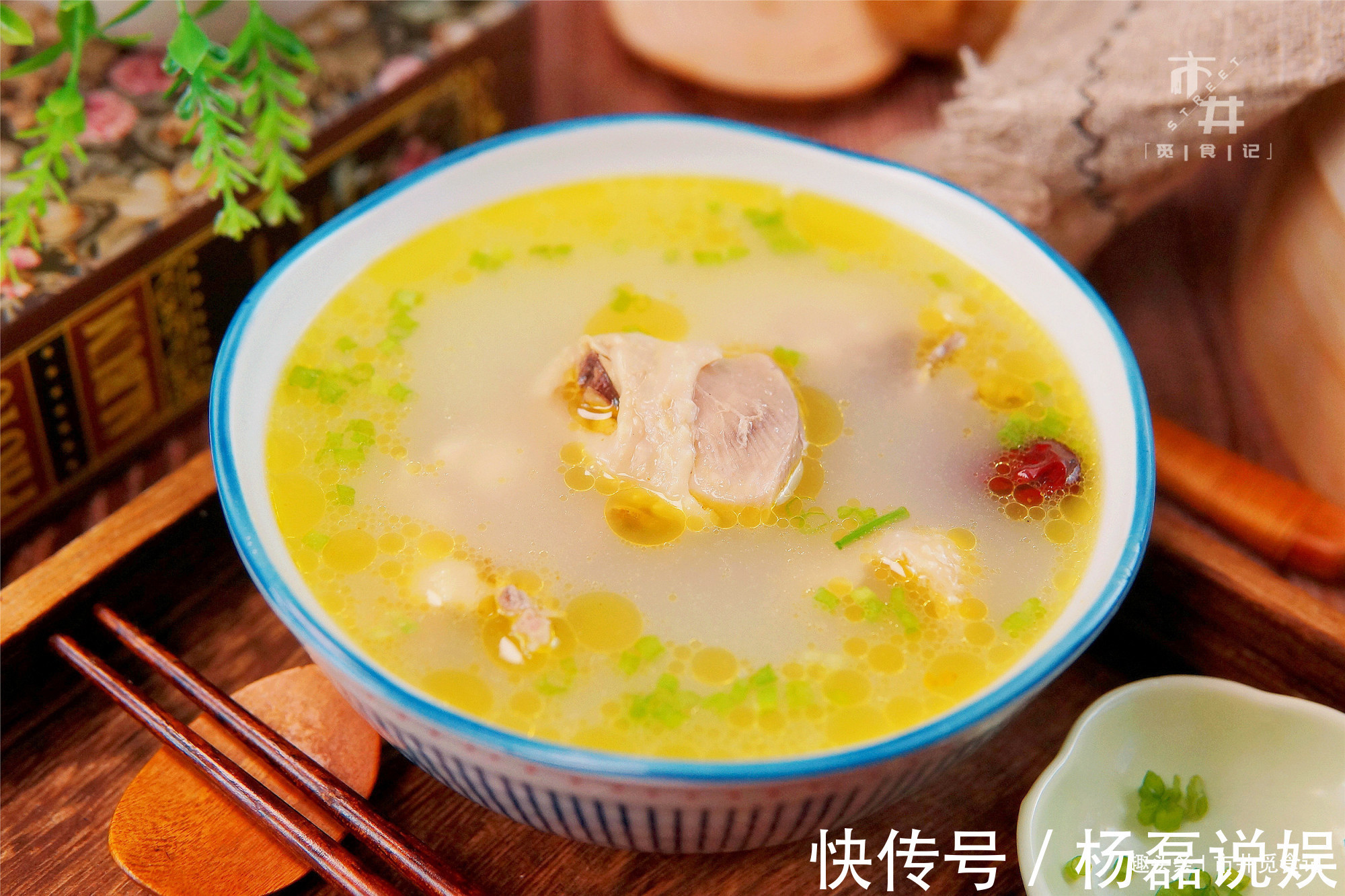 煲鸡汤时，别焯水或者直接炖，大厨告诉正确做法，鸡肉不柴汤不腥