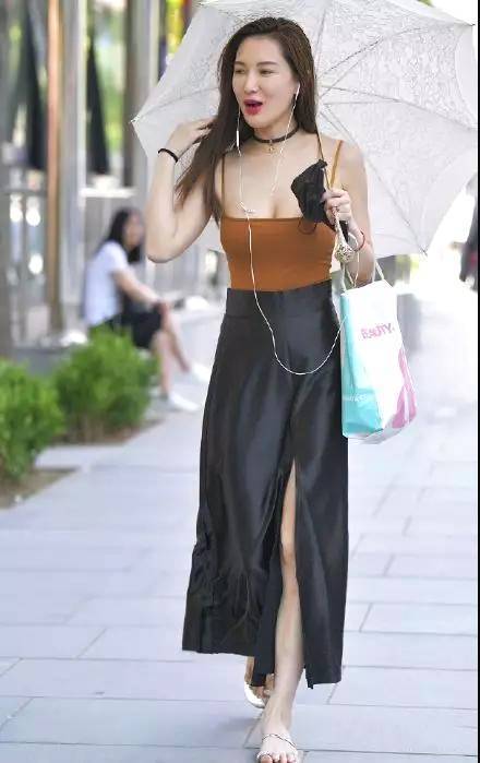 美女街拍身材丰腴的大姐姐,吊带背心搭配开叉长裙,性感十足