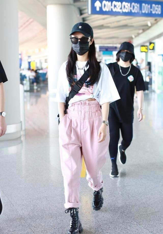 薇娅果然很会穿,黄色T恤搭配高腰裤青春活力,时尚气息扑面而来