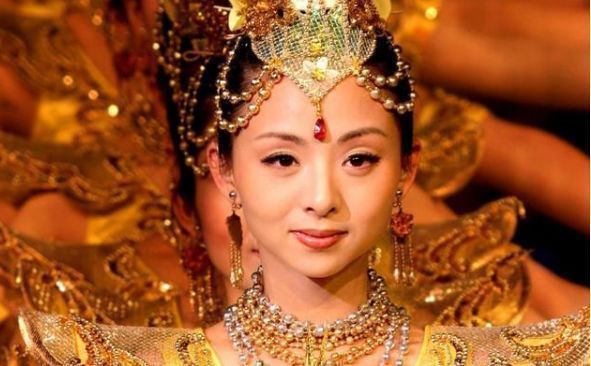 聋哑人&当年春晚“千手观音”聋哑人领舞,被富豪苦追8年如今却成了这样