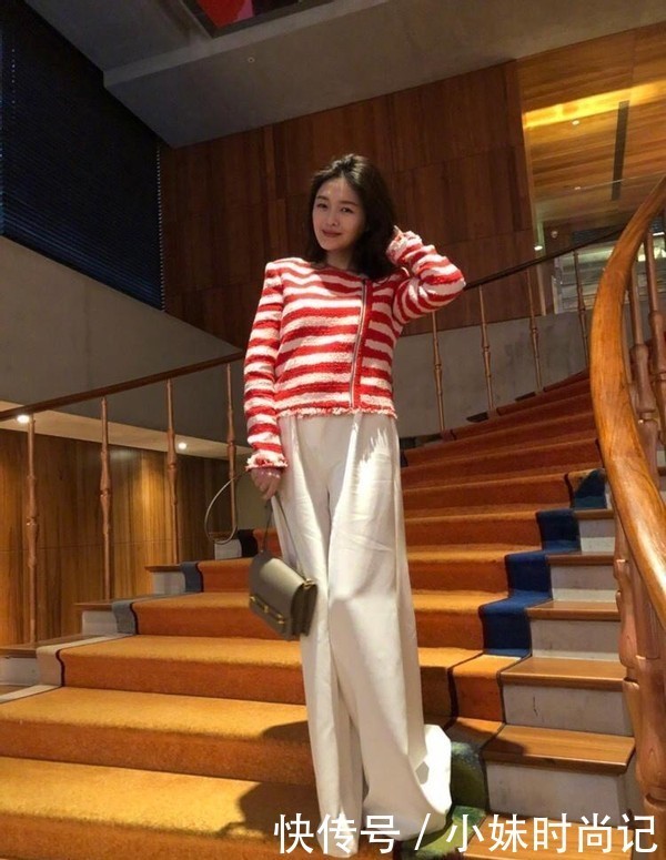 大S的气质真不错, 穿的裙子款式挺朴素的, 看着也很大气有魄力