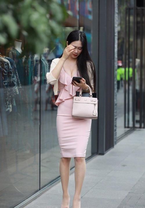 美女趁年轻穿裙子，粉色系列让成熟更有味