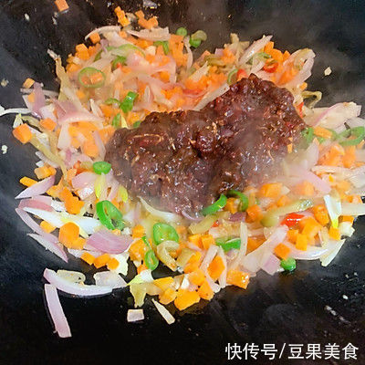 黑椒牛肉蛋包饭|自制黑椒牛肉蛋包饭（简单美味家常菜），再也不用买了