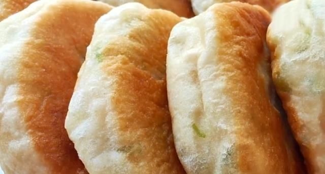 妈妈这样烙饼,不用揉面,筷子一搅,蓬松又暄软,比面包松软