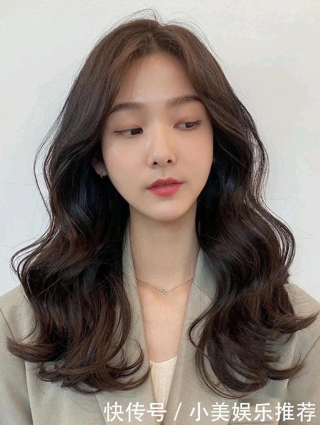秋冬和“卷发”更配,不仅有女人味,还很显脸小