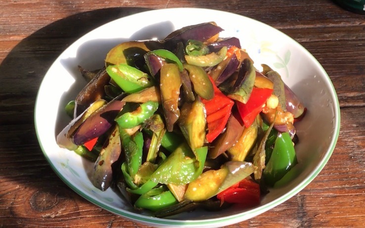 炒茄子先放油是大错，难怪发黑还油腻！大厨教你2招，软嫩又鲜香