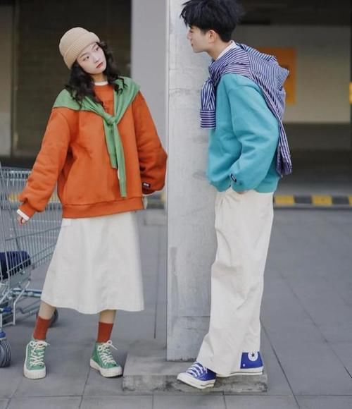 今年春天，卫衣叠穿不再流行，外搭“小披肩”才是正确打开方式