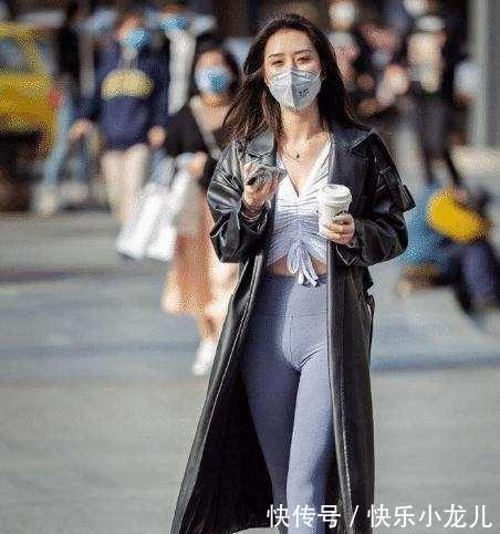 aj 白色长款白色打底裤搭配蓝色上衣,自带慵懒气质,打造柔美感