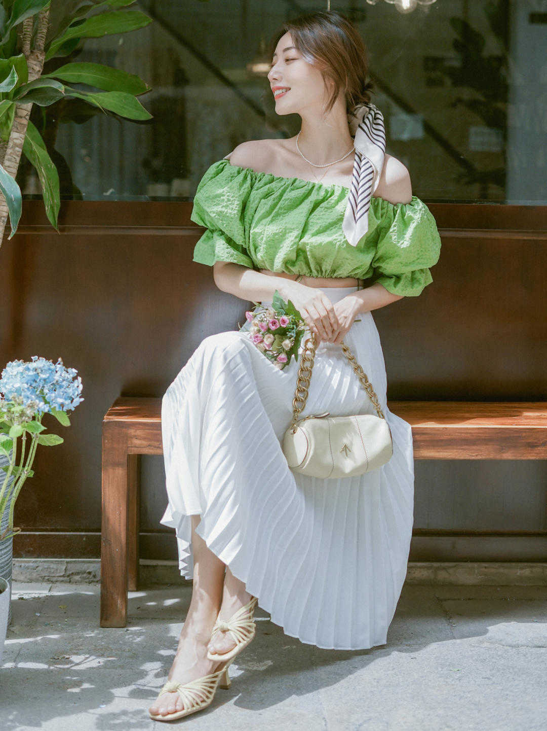 气质感|穿一字肩也可以很出众,搭配牛仔裤简约甜美,还提升气质感