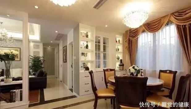 玄关|值得借鉴的轻奢风新房，玄关很“人性化”，简单轻装饰很舒服！