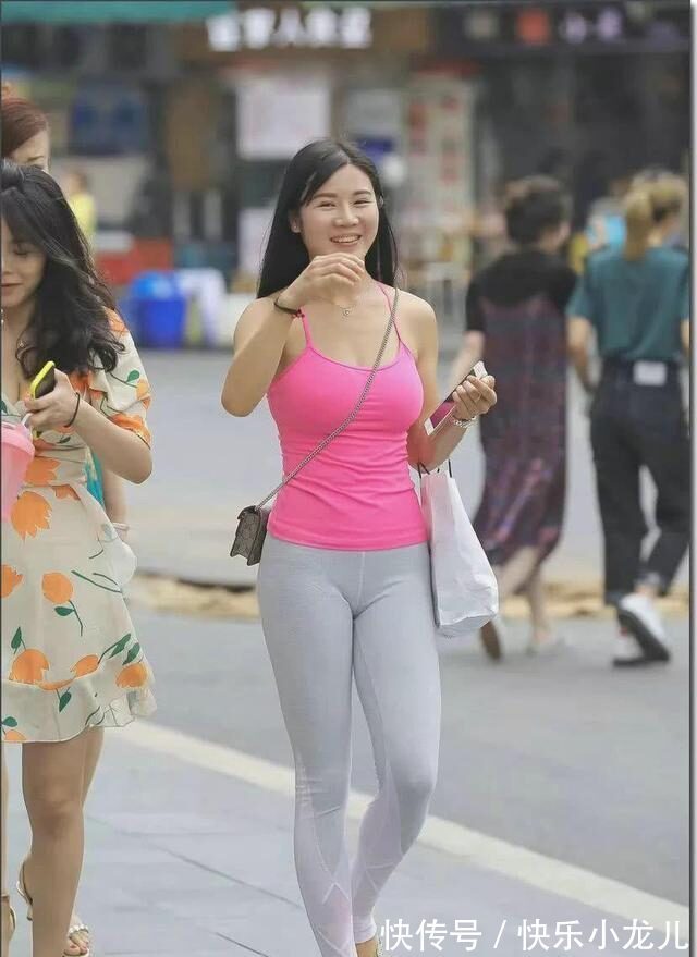 紧身 打底裤的打扮散发迷人的华丽气息,恰到好处的时尚与甜美