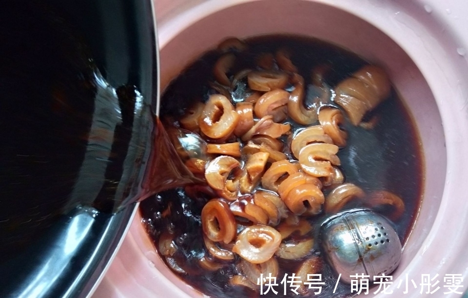 猪皮|它价格比猪肉低，10块钱做一盆切切就上桌，看到最后：果然是简单