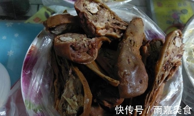 凉拌菜|“小气”的媳妇,请客整了一桌菜,朋友来时带一瓶3000的红酒