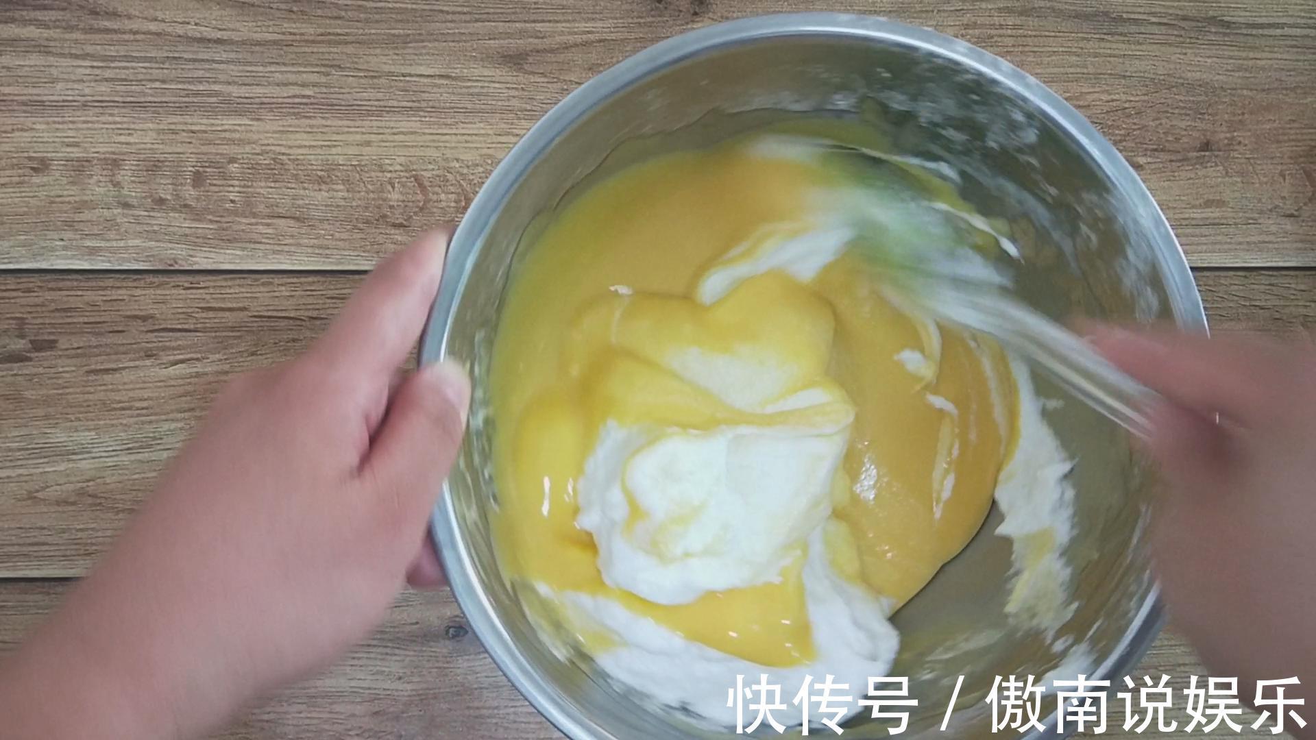 教你电饭锅做蛋糕，一搅一拌，柔软香甜，不塌不缩，一个都不够吃