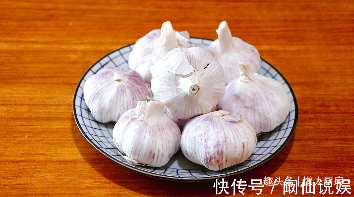 可口|腌腊八蒜，牢记3要3不要，大蒜个个碧绿，汤汁清澈，爽脆可口