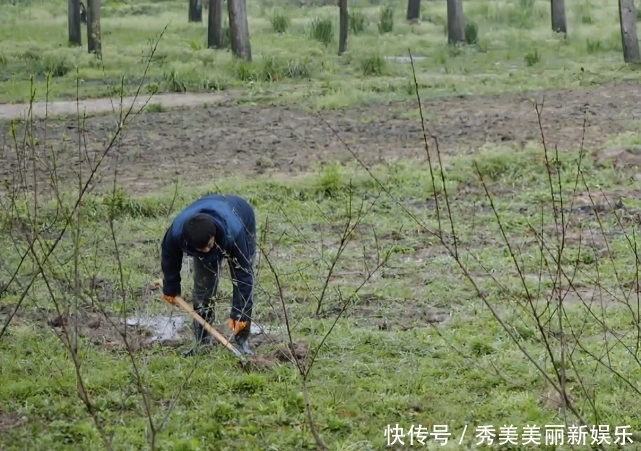 黄磊冲张艺兴丢“蚯蚓”,他下意识的反应太萌,不是29岁该有的
