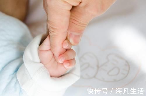 宝宝|小婴儿引以为傲的3个“本领”,但半岁还没消失,很可能是病了