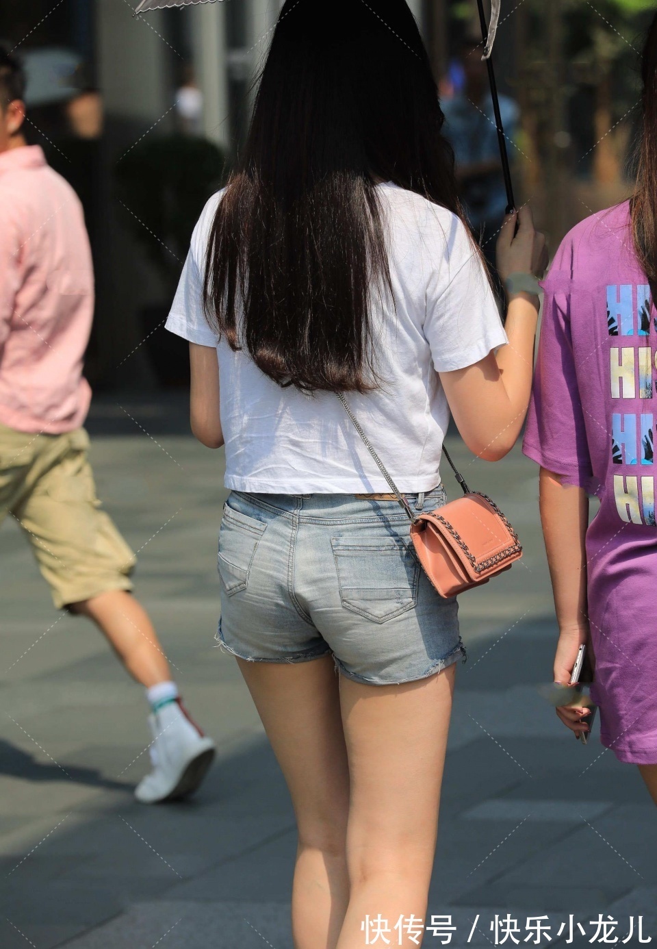 小姐姐|小姐姐的气质相当出众,搭配颜值和身姿走猫步,好想带她回家吃饭